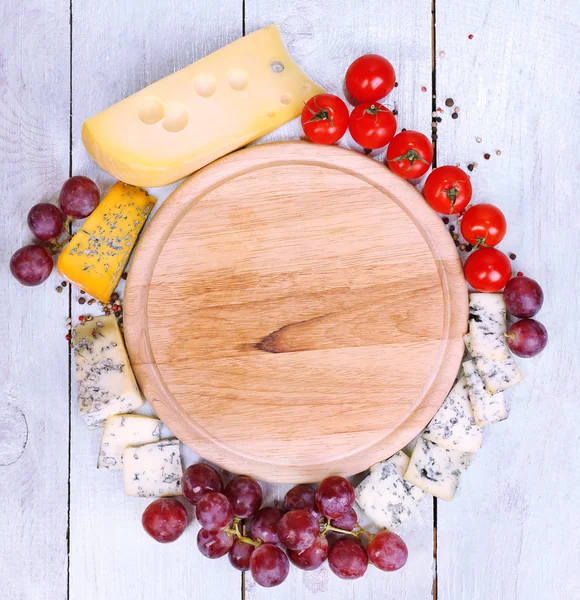 Diferentes tipos de queso con tabla vacía — Foto de Stock