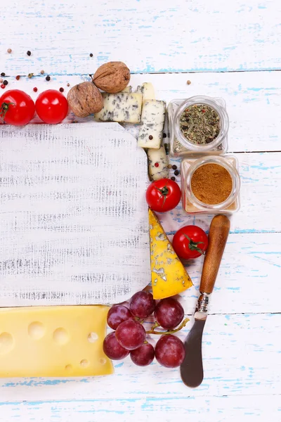 Diferentes tipos de queso con tabla vacía — Foto de Stock