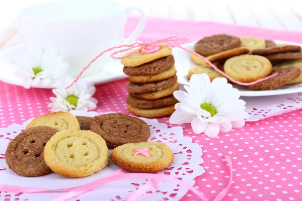 Şekerli kurabiye şeklinde tablo üzerindeki düğmeler — Stok fotoğraf