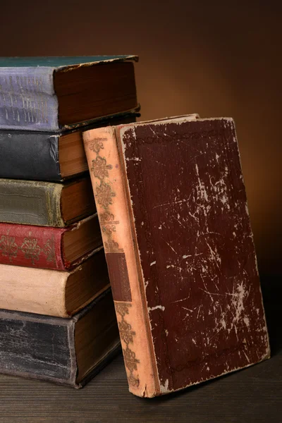 Oude boeken op tafel — Stockfoto