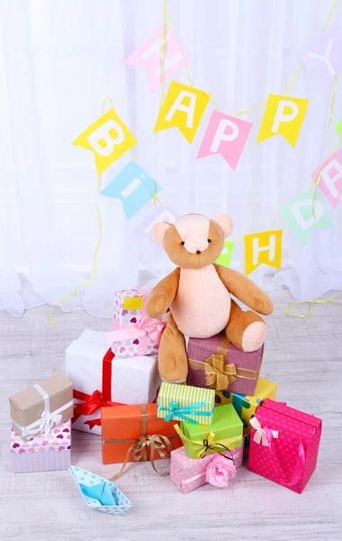 Viele Geburtstagsgeschenke im Zimmer — Stockfoto