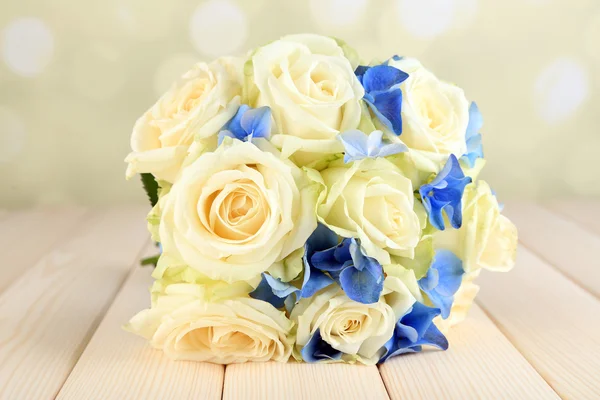 Hermoso ramo de boda con rosas — Foto de Stock