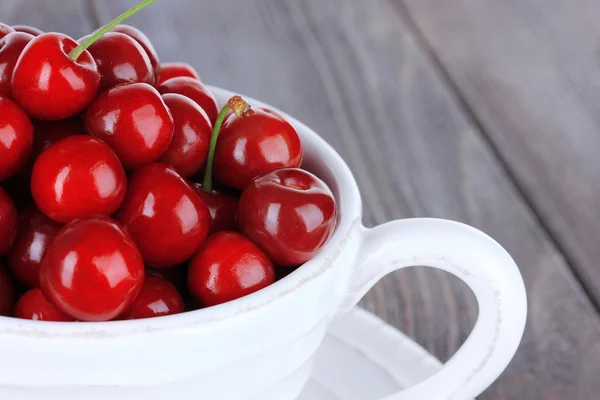 Sweet cherries in mug — Stock Photo, Image