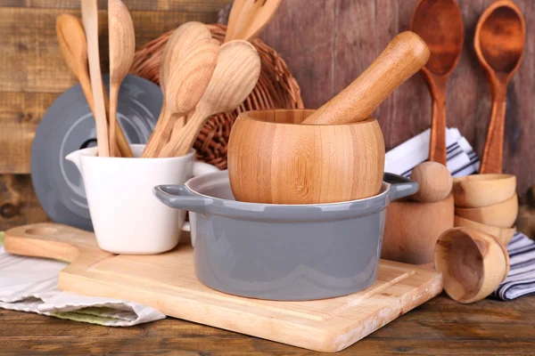 Состав деревянных столовых приборов, кастрюль, миска и доска для резки — стоковое фото