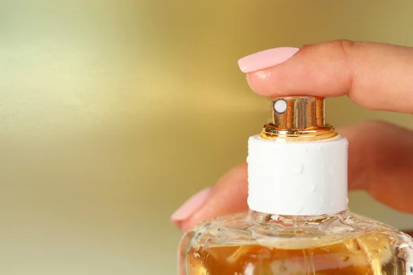 Butelka perfum w ręku — Zdjęcie stockowe
