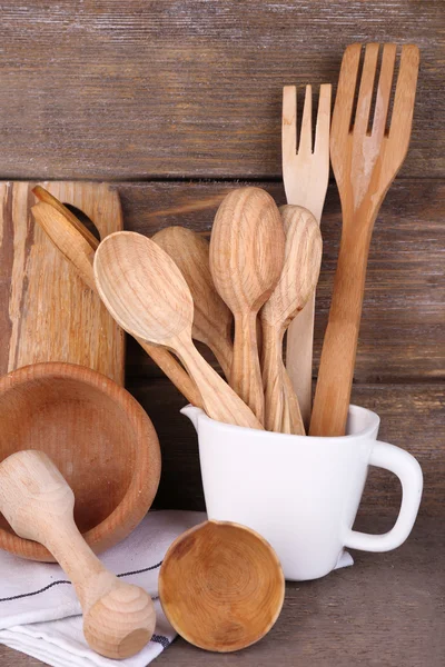 木制餐具、 砂浆、 碗和切菜板的组成 — 图库照片