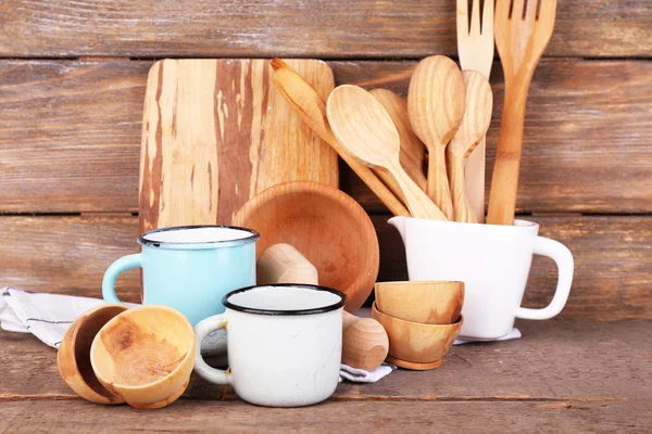 Склад дерев'яних столових приборів, сковороди, чаші та обробної дошки — стокове фото