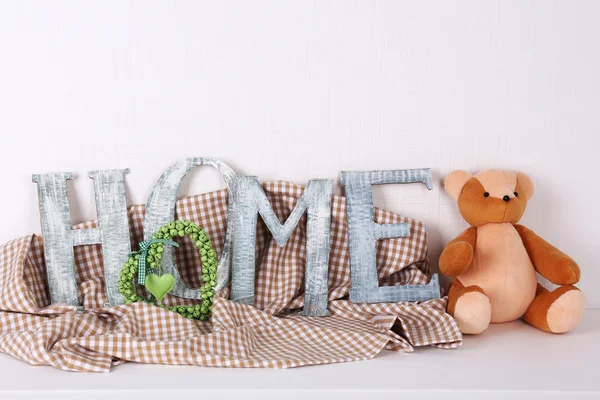 Lettres décoratives formant mot HOME avec ours en peluche — Photo