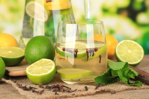 Bevanda estiva fresca con lime e chiodi di garofano in vetro e brocca — Foto Stock