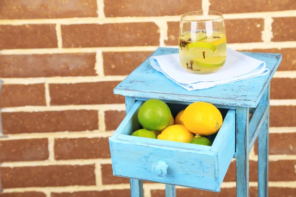 Frisches Sommergetränk mit Limette und Gewürznelken im Glas — Stockfoto