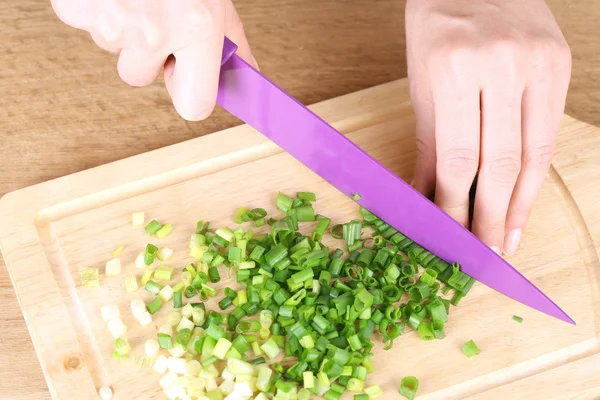 Female hand cutting chives — Stock Photo, Image
