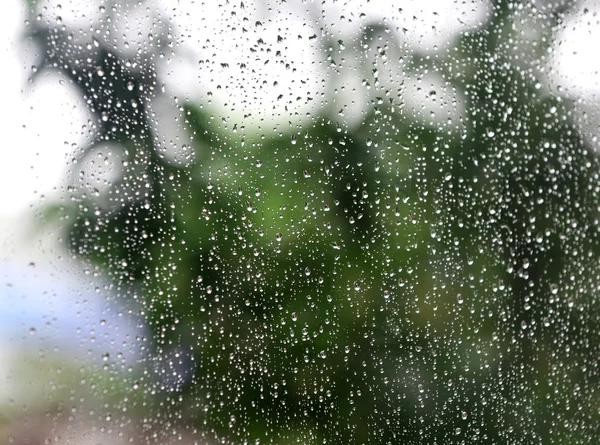 Regenwasser tropft auf Fensterglas — Stockfoto