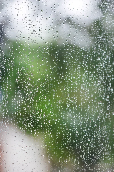 Gouttes d'eau de pluie sur verre de fenêtre — Photo