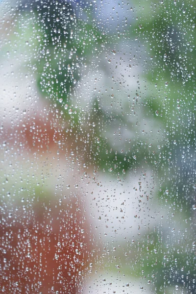 Gouttes d'eau de pluie sur verre de fenêtre — Photo
