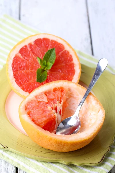Rijp grapefruits op plaat — Stockfoto