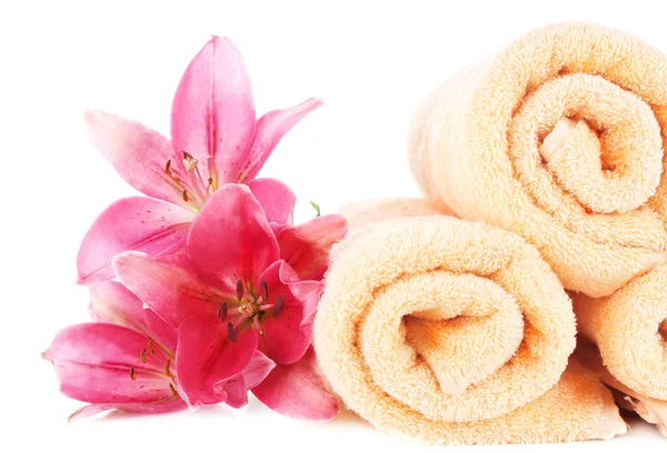 Asciugamani di colore e fiori di giglio — Foto Stock