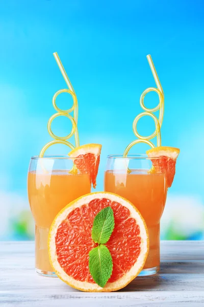 Grapefruit cocktail with cocktail straw — Stock Photo, Image