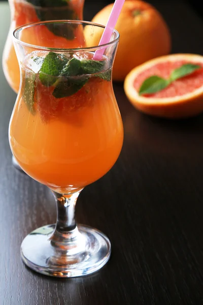 Grapefruitový koktejl v brýlích — Stock fotografie