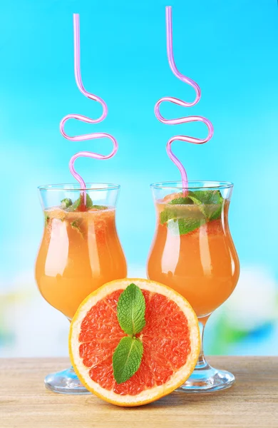 Grapefruit-Cocktail mit Cocktail-Stroh — Stockfoto