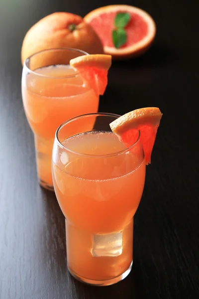 Grapefruit cocktail in glasses — Stock Photo, Image