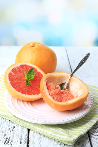 Reife Grapefruits auf dem Teller — Stockfoto
