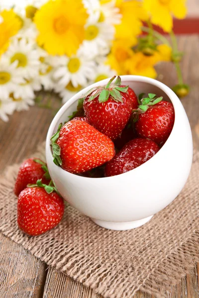 在碗里的甜草莓成熟 — 图库照片