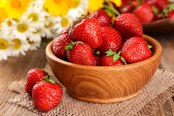 Fresas dulces maduras en tazón — Foto de Stock