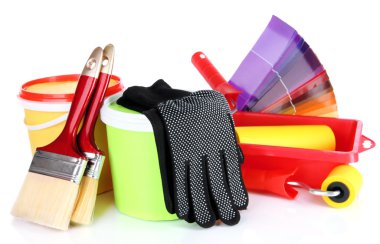 plastik kova boya, rulo, fırça ve parlak renk paleti