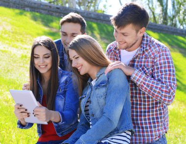 Parkta oturan öğrenciler