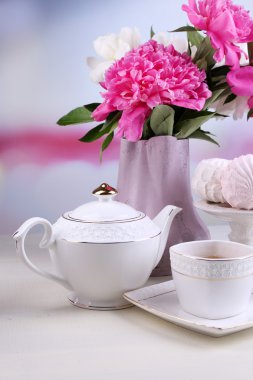 Cam vazo içinde güzel peonies çay Kupası ve hatmi kompozisyonu