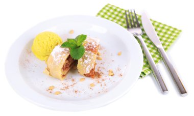 nane yaprakları ve dondurma ile lezzetli ev yapımı strudel