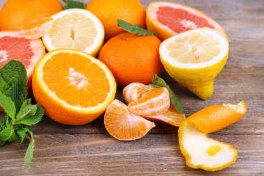 taze narenciye yeşil yaprakları ile