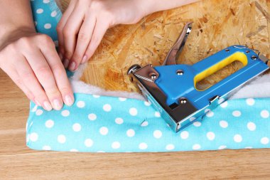 kumaş ve kurulu inşaat zımba kullanarak bağlama