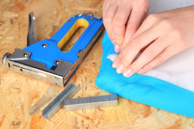 kumaş ve kurulu inşaat zımba kullanarak bağlama