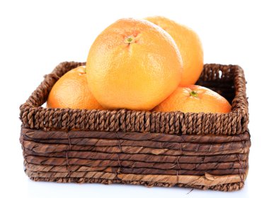 hasır sepet beyaz izole içinde olgunlaşmış greyfurt