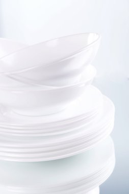 tablo üzerinde beyaz yemekleri kümesi