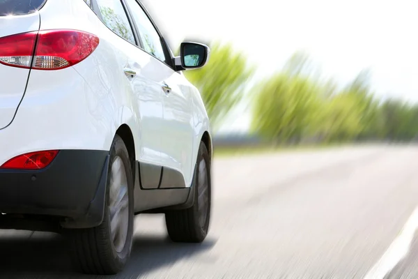 Snelheid. auto rijden op weg — Stockfoto