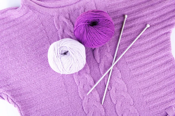 Pull violet et une boule de laine — Photo