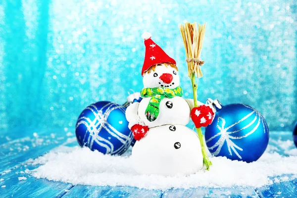Mooie sneeuwpop en christmas decor — Stockfoto