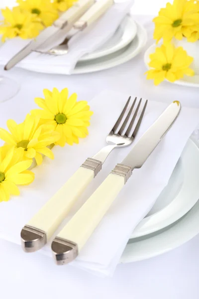 Cenário de mesa com flores de primavera — Fotografia de Stock