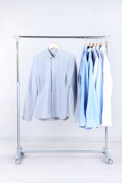 Büro männliche Kleidung auf Kleiderbügeln — Stockfoto