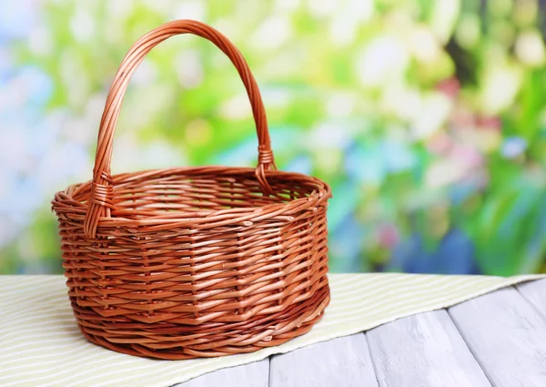 Lege rieten mand op houten tafel — Stockfoto