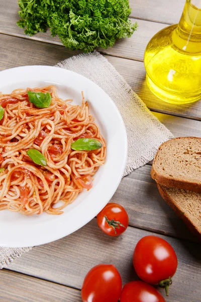 Massa com molho de tomate no prato — Fotografia de Stock