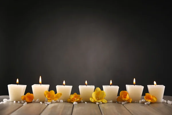 Hermosas velas con flores —  Fotos de Stock