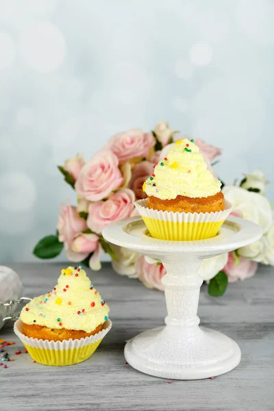 Leckere Tasse Kuchen mit Sahne — Stockfoto