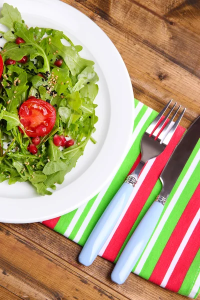 Salada verde feita com arugula, tomate e gergelim — Fotografia de Stock