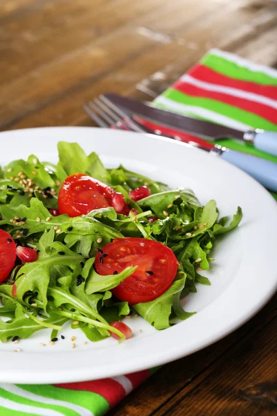 Ensalada verde elaborada con rúcula, tomate y sésamo — Foto de Stock