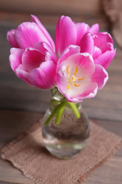 Vackra tulpaner i hink i vas — Stockfoto
