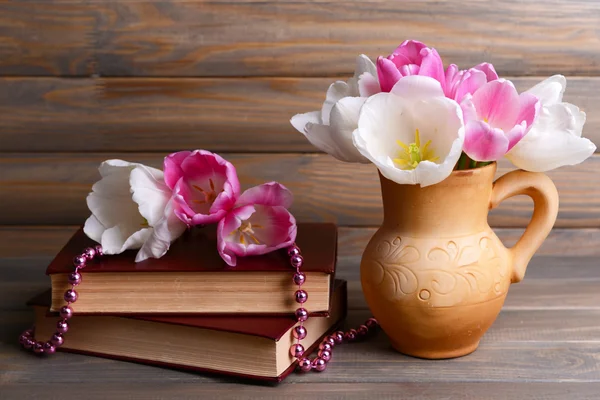 Krásné tulipány v kbelíku ve džbánu na stole — Stock fotografie
