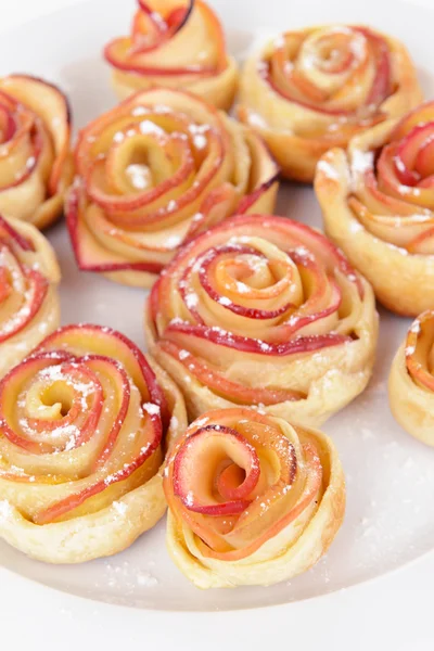 Pâtisserie feuilletée savoureuse aux roses en forme de pomme — Photo